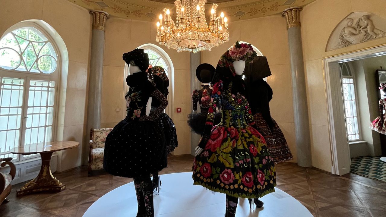 Η αισθητική της haute couture μέσα από τα μαλλιά