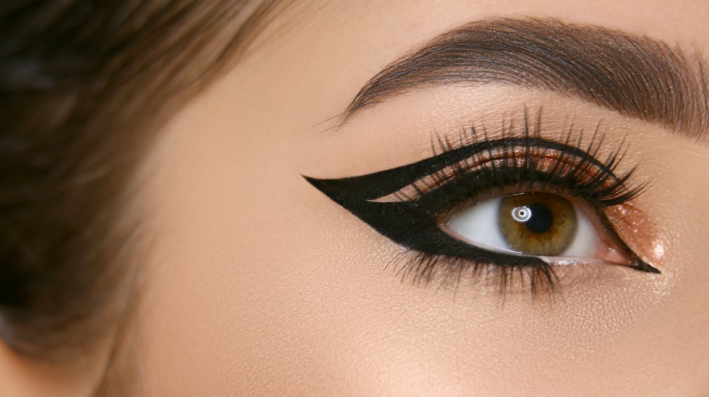 Two easy ways to apply eyeliner