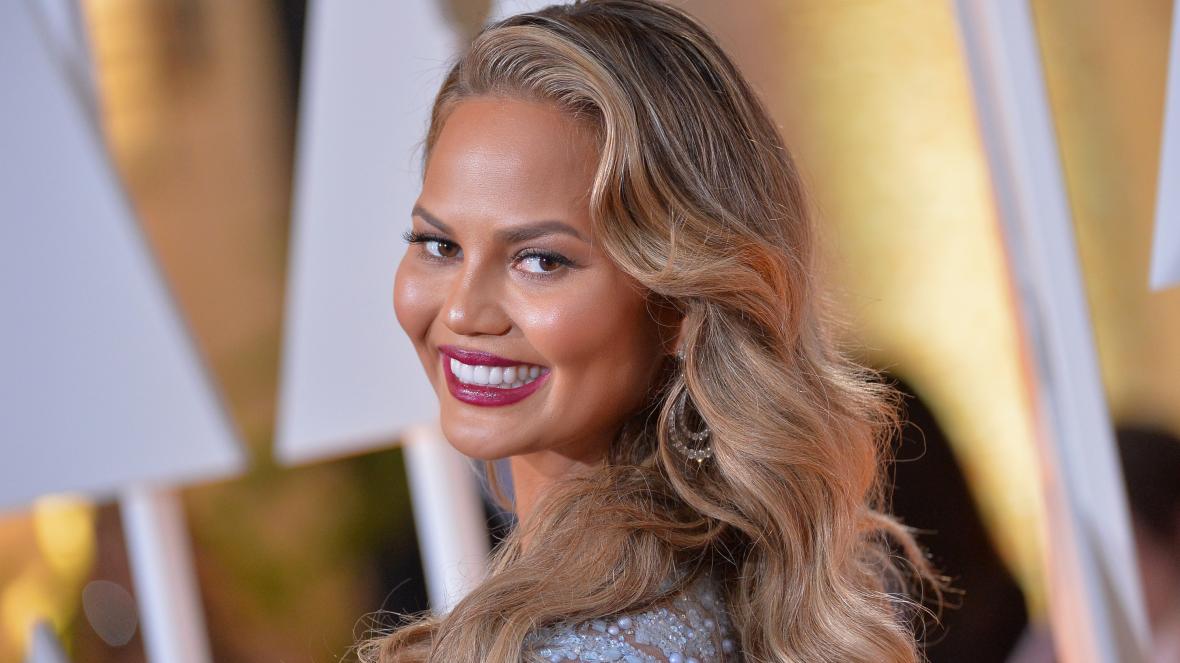 Chrissy Teigen: Εξηγεί τους λόγους που προτιμά να λούζεται με σαπούνι πιάτων