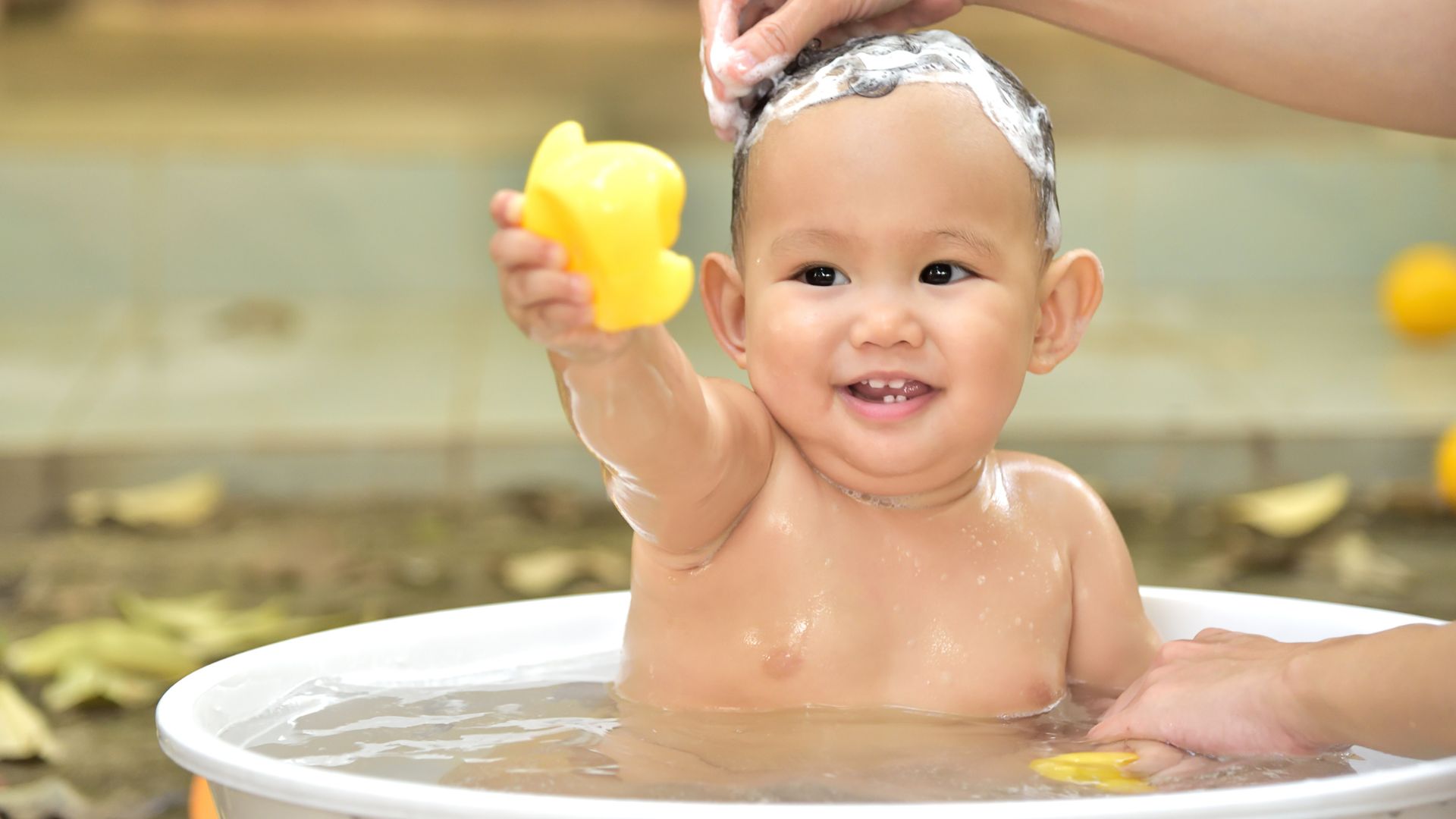 Shampoo: Tι γνωρίζουμε και τι όχι για το λατρεμένο προϊόν;