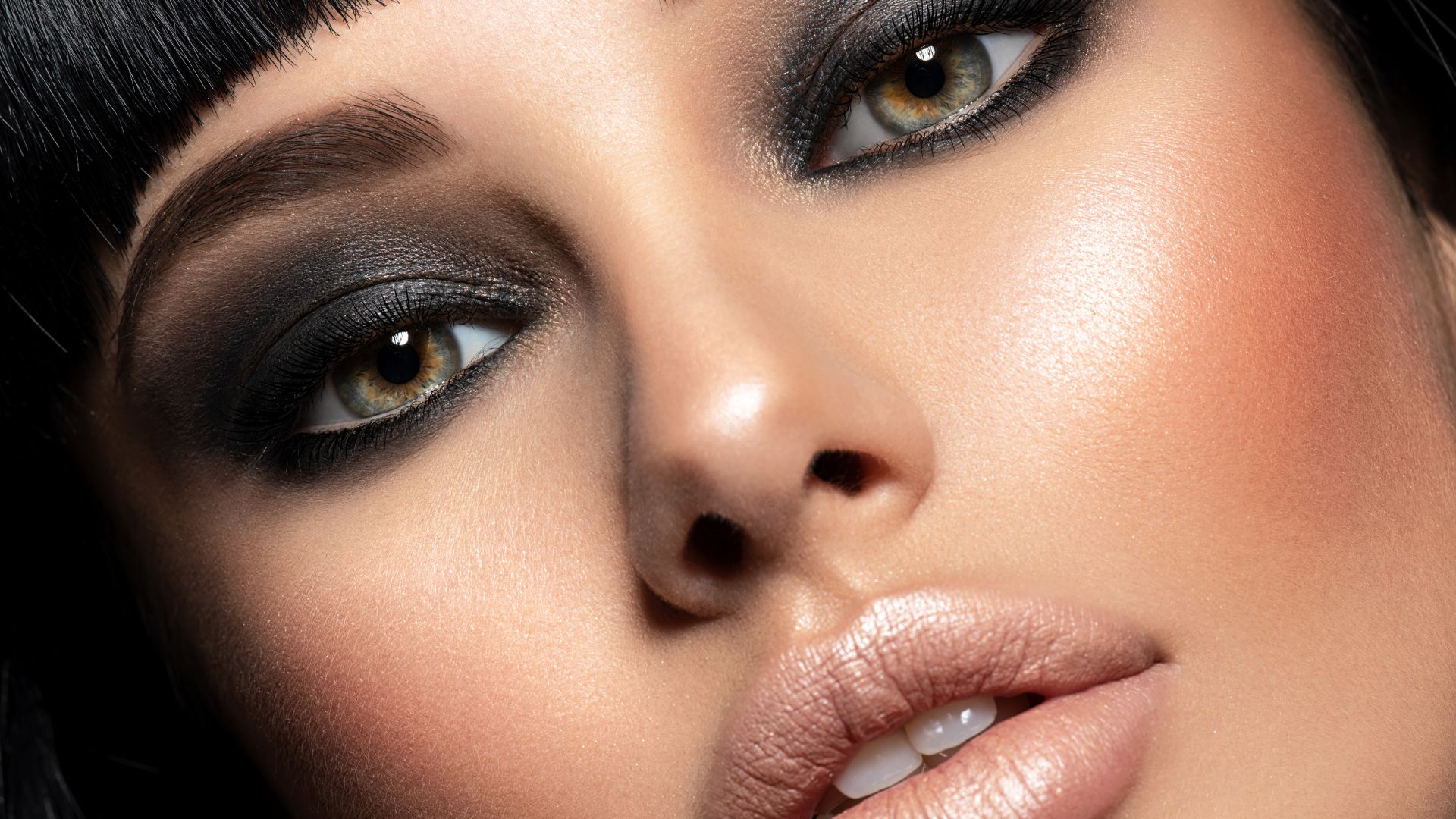 Smokey eyes :Ταιριάζει σε όλες μας τελικά;