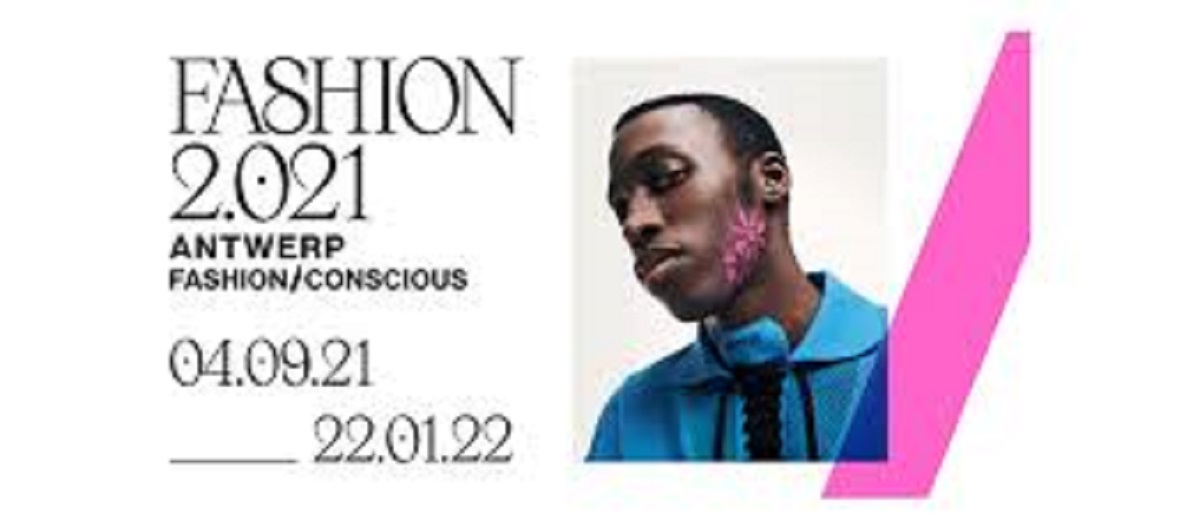 MoMu Antwerp: Μία νέα έκθεση στο μουσείο μόδας με τον Raf Simons στις διαφημιστικές πινακίδες