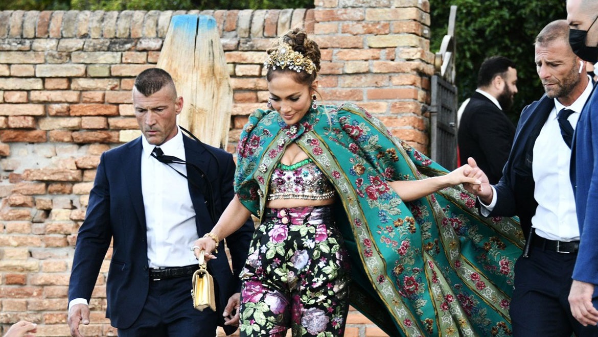 Jennifer Lopez: Η εντυπωσιακή επίδειξη μόδας των D&G στη Βενετία (pic,vid)