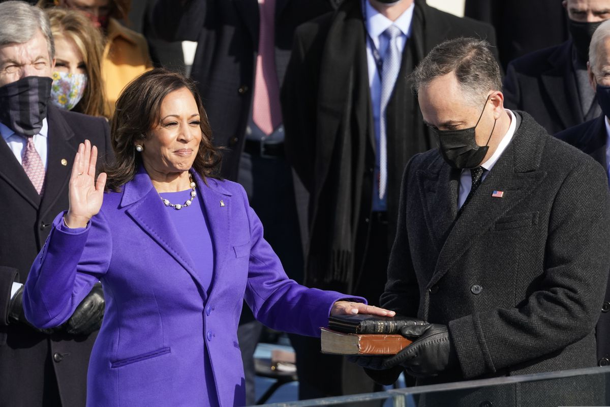 Ποιος είναι ο Christopher John Rogers που επέλεξε να φορέσει η Kamala Harris στην ορκωμοσία της στο Καπιτώλιο;