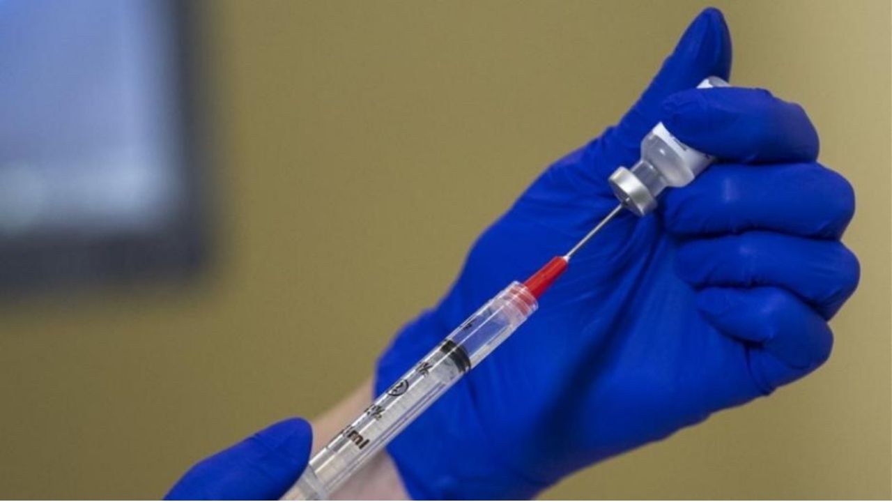 Εμβόλια Pfizer ή AstraZeneca; Έρευνα αποκαλύπτει τις παρενέργειες.