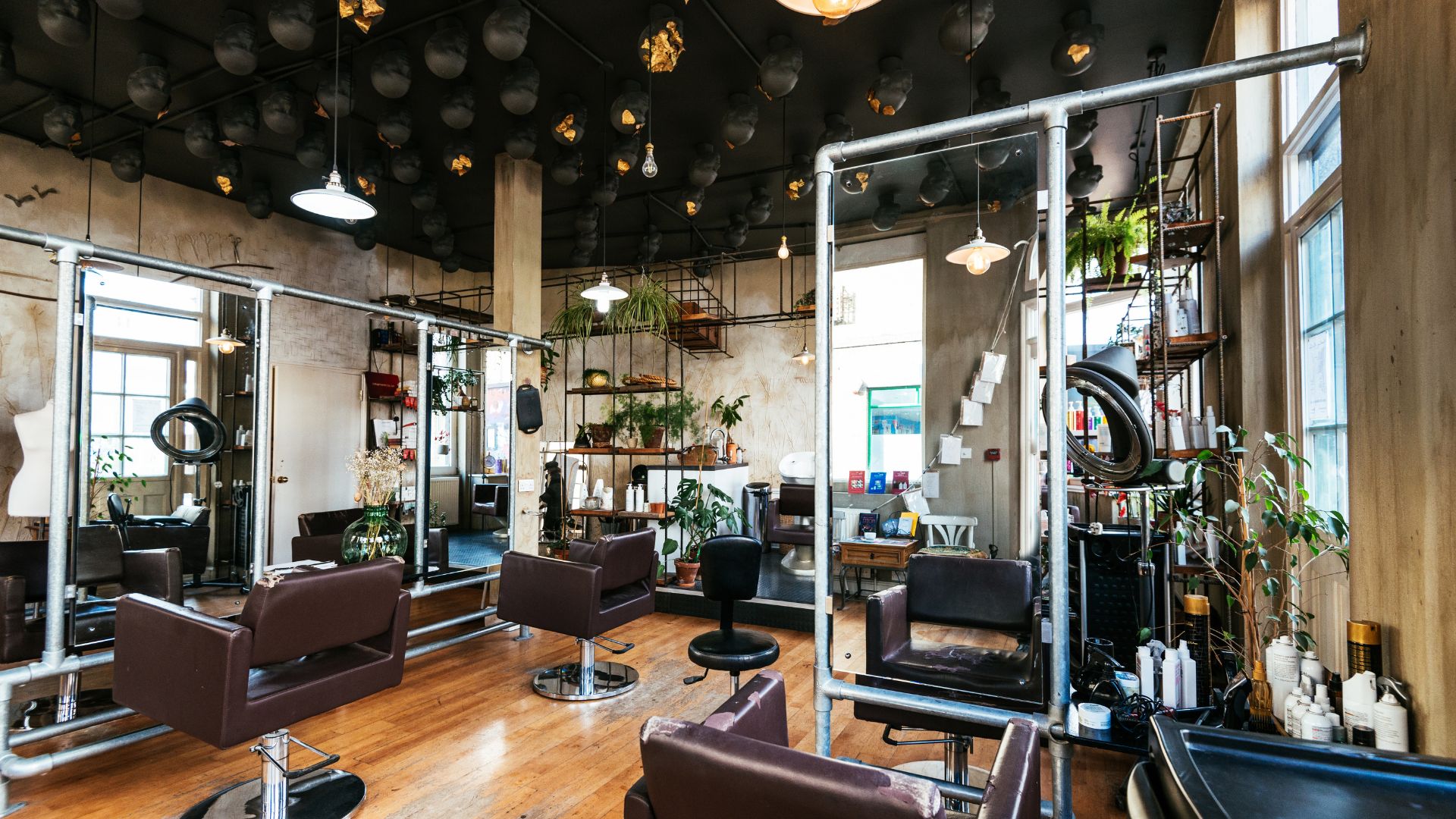 Organization and Planning Roles of a Salon