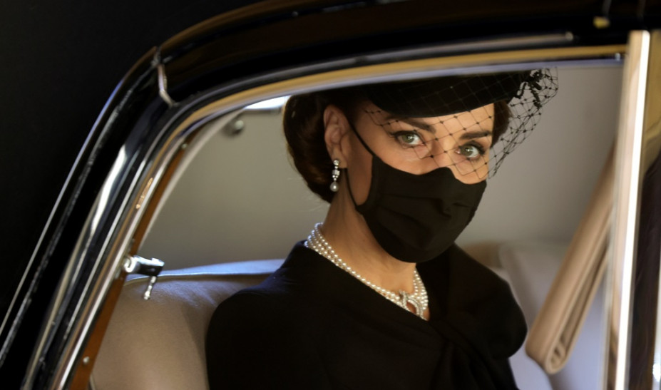 The story of Kate's pearl necklace - Photos of Elizabeth and Diana wearing it