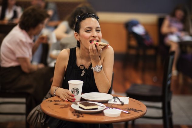 Stress Eating: Πώς θα επαναπροσδιορίσεις τη σχέση σου με το φαγητό;