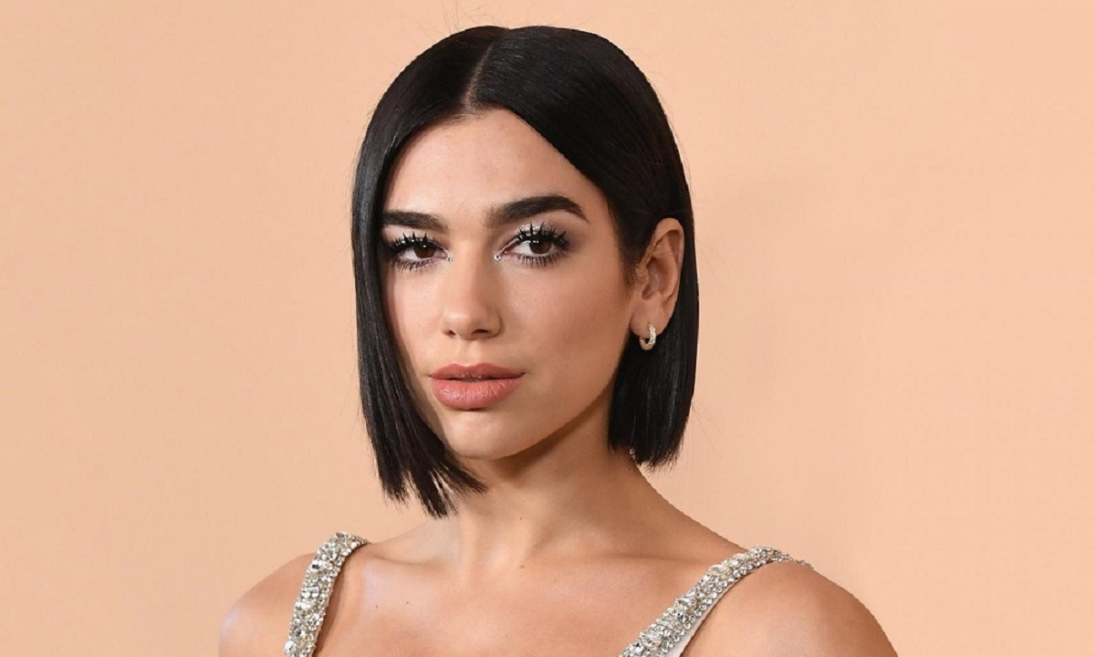 Dua Lipa: Απογείωσε το πιο retro αξεσουάρ μαλλιών για το φετινό καλοκαίρι